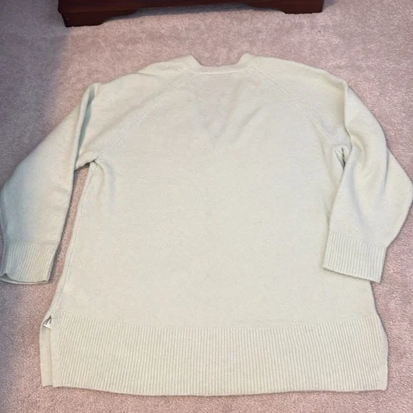 J.Crew M V-neck sweater - Picture 3 of 4
